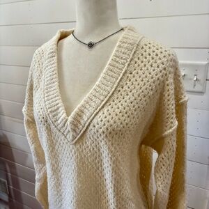 Aerie cream color v-neck sweater long sleeve side slit womens size Small